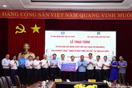 Lễ trao tặng Tài trợ của Tập đoàn Xăng dầu Việt Nam (Petrolimex) cho Chương trình “Sóng và máy tính cho em” tại tỉnh Lai Châu